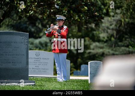 Un trombettista della Marine Band del Presidente gioca a colpi di scena durante una cerimonia di onorificenza per l'ex senatore statunitense e Marine Corps 1° Lt. John Warner durante i suoi funerali nel cimitero nazionale di Arlington il 23 giugno 2021 ad Arlington, Virginia. Warner, senatore della Virginia per 30 anni e Segretario della Marina morì il 25 maggio. Foto Stock