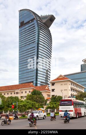 Phnom Penh, Cambogia - 26 2018 agosto: La Torre della capitale di Vattanac con un'altezza di 188 metri (617 piedi) è il grattacielo più alto della capitale. Foto Stock