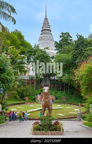 Phnom Penh, Cambogia - 26 2018 agosto: Wat Phnom con un orologio da giardino e le persone a sedere e a piedi intorno al giardino. Foto Stock