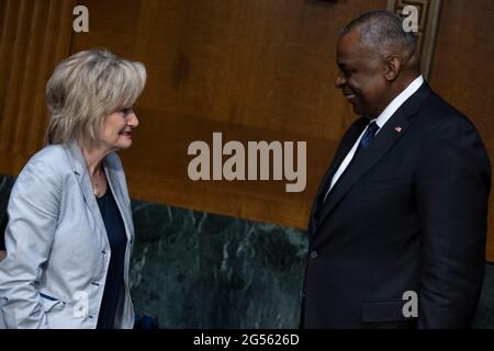 Austin III, a destra, parla con il senatore Cindy Hyde-Smith prima della testimonianza davanti all'audizione di bilancio del Comitato delle Stanziamenti del Senato su Capitol Hill 17 giugno 2021 a Washington, D.C. Foto Stock