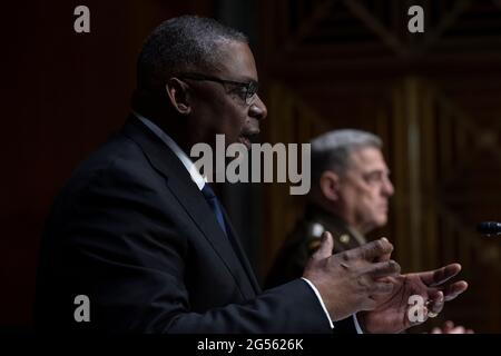Il Segretario della Difesa degli Stati Uniti Lloyd J. Austin III, a sinistra, e il Presidente dei Capi congiunti Gen. Mark Milley, testimoniano davanti all'audizione di bilancio del Comitato delle Stanziamenti del Senato su Capitol Hill 17 giugno 2021 a Washington, D.C.