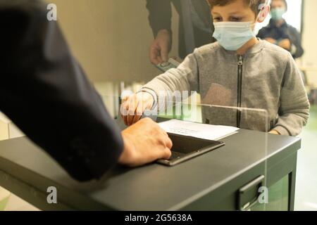 Sondaggi per le elezioni regionali e dipartimentali. Dinan, Bretagna, Francia. Foto Stock