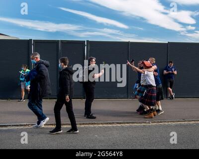 Glasgow, Scozia, Regno Unito. 17 giugno 2021: Tifosi scozzesi che si receranno alla partita finale di gruppo contro la Croazia a Hampden Park. Foto Stock