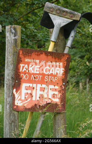 Un vecchio cartello di avvertimento 'non avviare un fuoco' arrugginito sul bordo del bosco su Salisbury Plain, Wiltshire Foto Stock