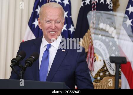 Washington, Stati Uniti. 25 Giugno 2021. Il presidente Joe Biden parla durante un evento per commemorare il mese di orgoglio di LGBTQ nella stanza orientale alla Casa Bianca venerdì 25 giugno 2021 a Washington, DC. (Foto di Oliver Contreras/Abaca) Credit: Sipa USA/Alamy Live News Foto Stock