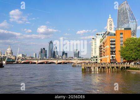 Persone che camminano a OXO Tower Wharf presso la riva del fiume Tamigi vicino a Thames Beach con un Blackfriars e torri di uffici sullo sfondo. Foto Stock