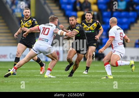 Warrington, Regno Unito. 25 Giugno 2021. Nathan Peats (9) del Combined Nations All Stars evade il Tackle di Michael Cooper (10) d'Inghilterra in, il 6/25/2021. (Foto di Craig Thomas/News Images/Sipa USA) Credit: Sipa USA/Alamy Live News Credit: Sipa USA/Alamy Live News Foto Stock