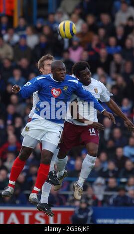 PORTSMOUTH FC, POMPEY, PORTSMOUTH V ASTON VILLA YAKUBU COMBATTE IN ARIA CON DJEMBA PIC MIKE WALKER 2005 Foto Stock