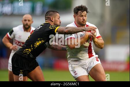 Nathan Peats (a sinistra) di Nations All Stars e Joe Philbin in Inghilterra in azione durante la partita all'Halliwell Jones Stadium di Warrington. Data immagine: Venerdì 25 giugno 2021. Foto Stock