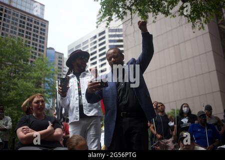 Minneapolis, Minnesota, Stati Uniti. 25 Giugno 2021. 25 giugno 2021 - Minneapolis, Minnesota, USA: La gente si riunisce dietro il tribunale della contea di Hennepin per ascoltare i procedimenti di condanna di Derek Chauvin. Chauvin, un ex poliziotto di Minneapolis che ha assassinato George Floyd, è stato condannato a XX anni di prigione di Stato e si trova ad affrontare anche accuse federali di diritti civili. Credit: Henry Pan/ZUMA Wire/Alamy Live News Foto Stock