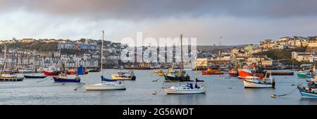 Panorama del porto di Brixham nel Devon sud. Foto Stock