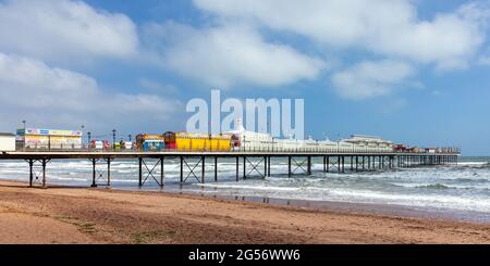 Paignton Pier nel Devon sud. Il molo da 780 piedi, con il suo tradizionale grande padiglione al Seaward End, aperto per la prima volta nel 1879. Foto Stock