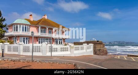 Il colorato hotel Villa Marina si trova sul lungomare di Paignton, Devon. Foto Stock