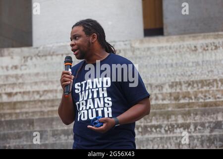 Un manifestante parla ai colleghi durante la dimostrazione.i sostenitori dei diritti transgender si sono levati fuori dalla Ohio Statehouse a mezzogiorno per opporsi e portare l'attenzione a un emendamento a un disegno di legge che proibirebbe alle donne transgender di partecipare alle scuole superiori e agli sport femminili universitari. Il disegno di legge originale che questo divieto di transgender è stato aggiunto a trattare con la compensazione per gli studenti universitari di trarre profitto dal loro nome, immagine e somiglianza. L'aggiunta del divieto di transgender a questo disegno di legge è stata una sorpresa, perché esiste già un disegno di legge sul divieto di transgender. (Foto di Stephen Zenner/SOPA Images/Sipa USA) Foto Stock