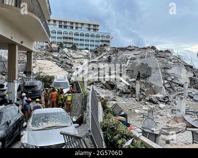 (210625) -- MIAMI-DADE, 25 giugno 2021 (Xinhua) -- Foto rilasciata dal Miami-Dade Fire Rescue il 25 giugno 2021 mostra i primi soccorritori che salvano i sopravvissuti da un edificio residenziale parzialmente collassato nella contea di Miami-Dade, Florida, Stati Uniti. Almeno quattro persone sono state confermate morte, mentre il numero dei dispersi è aumentato a 159 dopo un edificio residenziale a 12 piani parzialmente crollato all'inizio di giovedì nella contea di Miami-Dade nel sud-est dello stato della Florida, i media locali hanno riferito venerdì. (Soccorso/consegna fuoco Miami-Dade via Xinhua) Foto Stock