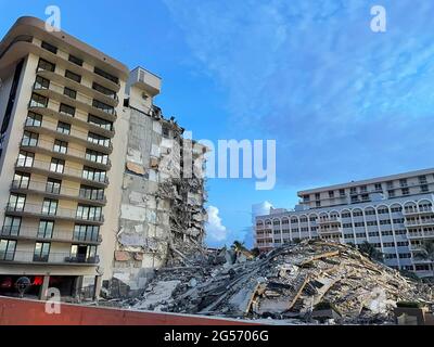 (210625) -- MIAMI-DADE, 25 giugno 2021 (Xinhua) -- Foto rilasciata dal Miami-Dade Fire Rescue il 25 giugno 2021 mostra un edificio residenziale parzialmente collassato a Miami-Dade County, Florida, Stati Uniti. Almeno quattro persone sono state confermate morte, mentre il numero dei dispersi è aumentato a 159 dopo un edificio residenziale a 12 piani parzialmente crollato all'inizio di giovedì nella contea di Miami-Dade nel sud-est dello stato della Florida, i media locali hanno riferito venerdì. (Soccorso/consegna fuoco Miami-Dade via Xinhua) Foto Stock