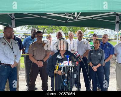 (210625) -- MIAMI-DADE, 25 giugno 2021 (Xinhua) -- Foto rilasciata dal Miami-Dade Fire Rescue il 25 giugno 2021 mostra un briefing mediatico riguardante il crollo dell'edificio nel Surfside a Miami-Dade County, Florida, Stati Uniti. Almeno quattro persone sono state confermate morte, mentre il numero dei dispersi è aumentato a 159 dopo un edificio residenziale a 12 piani parzialmente crollato all'inizio di giovedì nella contea di Miami-Dade nel sud-est dello stato della Florida, i media locali hanno riferito venerdì. (Soccorso/consegna fuoco Miami-Dade via Xinhua) Foto Stock