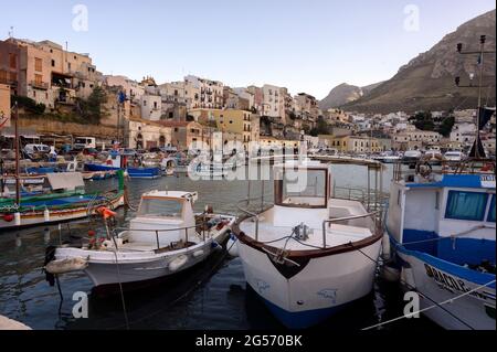 СASTELLAMARE DEL GOLFO, SICILIA, ITALIA - 5 OTTOBRE 2019: Vista sul porto di Castellammare del Golfo Foto Stock