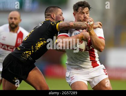 Nathan Peats (a sinistra) di Nations All Stars e Joe Philbin in Inghilterra in azione durante la partita all'Halliwell Jones Stadium di Warrington. Data immagine: Venerdì 25 giugno 2021. Foto Stock