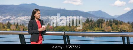 Donna d'affari canadese asiatica che beve caffè durante la pausa di ufficio. Ritratto professionale di donna d'affari. Banner panoramico. Vita urbana a Coal Harbour Foto Stock