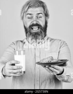 Cibo e bevande di Natale. Biscotti e latte di Natale. Freddo Natale coziness concetto. Ammollo sul latte. Buon contadino mangiare biscotti dessert Foto Stock