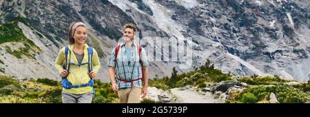 New Zealand viaggio escursionismo Backpacking escursionisti a piedi in montagne paesaggio natura, banner panoramico. Persone coppie turisti in estate trekking all'aperto Foto Stock