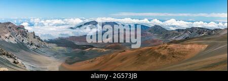 Sopra le nuvole: Vista della cima del Parco Nazionale di Haleakalā a Maui, Hawaii, oltre 10,000 metri sul livello del mare Foto Stock