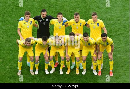 BUCAREST, ROMANIA - 21 GIUGNO 2021: I giocatori della nazionale di calcio Ucraina si mettono in posa per una foto di gruppo prima della partita UEFA EURO 2020 contro l'Austria alla National Arena di Bucarest Foto Stock