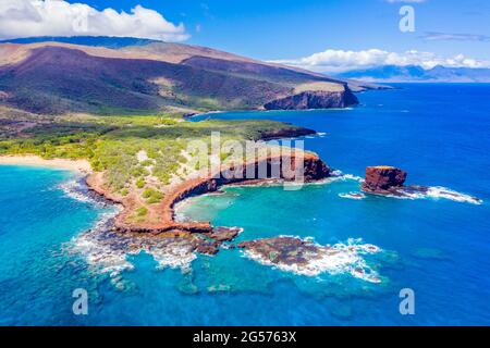 Vista aerea di Lanai, Hawaii con la Baia e la spiaggia di Hulopo'e, Sweetheart Rock (pu'u Pehe), Shark's Bay e le montagne di Maui sullo sfondo Foto Stock