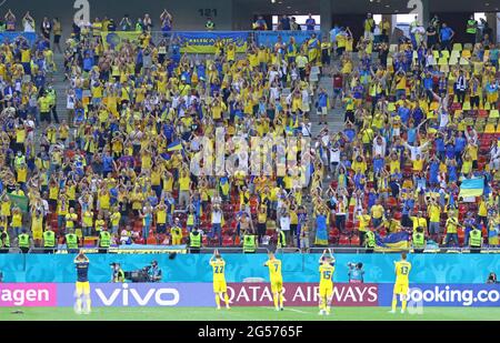 BUCAREST, ROMANIA - 21 GIUGNO 2021: I giocatori ucraini ringraziano i tifosi dopo la partita UEFA EURO 2020 contro l'Austria allo stadio della National Arena di Bucarest. L'Austria ha vinto 1-0, ma l'Ucraina si è qualificata al round del 16 Foto Stock