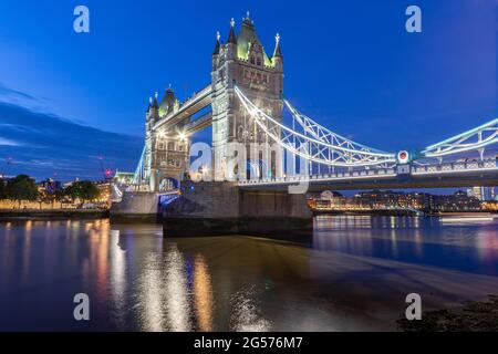 Tower Bridge sul fiume Tamigi a Londra all'ora blu. Foto Stock