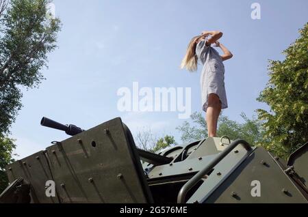 Kramatorsk, regione di Donetskaya, Ucraina. 20 Agosto 2020. La giovane ragazza è vista in piedi sul veicolo militare durante la mostra di armi per la gente civile che è stata organizzata dalle guardie di frontiera ucraine a Kramatorsk. Credit: Andriy Andriyenko/SOPA Images/ZUMA Wire/Alamy Live News Foto Stock