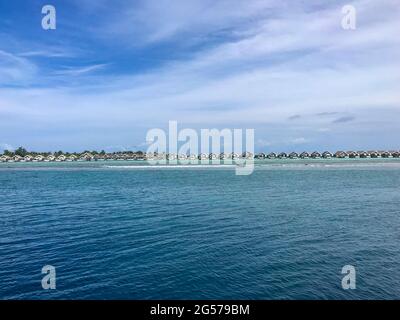 Bungalow sull'acqua allineati, Atollo Sud Ari, Maldive Foto Stock