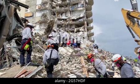 (210625) -- MIAMI-DADE, 25 giugno 2021 (Xinhua) -- UNO screenshot preso da un video rilasciato dal Miami-Dade Fire Rescue il 25 giugno 2021 mostra i primi soccorritori che salvano i sopravvissuti da un edificio residenziale parzialmente crollato nella contea di Miami-Dade, Florida, gli Stati Uniti. Almeno quattro persone sono state confermate morte, mentre il numero dei dispersi è aumentato a 159 dopo un edificio residenziale a 12 piani parzialmente crollato all'inizio di giovedì nella contea di Miami-Dade nel sud-est dello stato della Florida, i media locali hanno riferito venerdì. (Soccorso/consegna fuoco Miami-Dade via Xinhua) Foto Stock