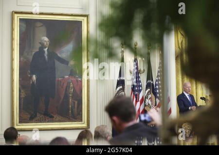 Washington DC, Stati Uniti. 25 Giugno 2021. Il presidente Joe Biden parla durante un evento per commemorare il mese di orgoglio di LGBTQ nella stanza orientale alla Casa Bianca venerdì 25 giugno 2021 a Washington, DC. Foto di Oliver Contreras/UPI Credit: UPI/Alamy Live News Foto Stock