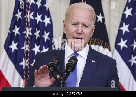 Washington DC, Stati Uniti. 25 Giugno 2021. Il presidente Joe Biden parla durante un evento per commemorare il mese di orgoglio di LGBTQ nella stanza orientale alla Casa Bianca venerdì 25 giugno 2021 a Washington, DC. Foto di Oliver Contreras/UPI Credit: UPI/Alamy Live News Foto Stock