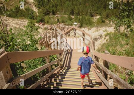 Escursioni per ragazzi lungo il sentiero di successione delle dune nell'Indiana Dunes National Park. Foto Stock