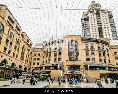 Johannesburg , Sudafrica - 20 gennaio 2020: Piazza Nelson Mandela nel centro commerciale di Sandton, una famosa attrazione turistica a Johannesburg Foto Stock