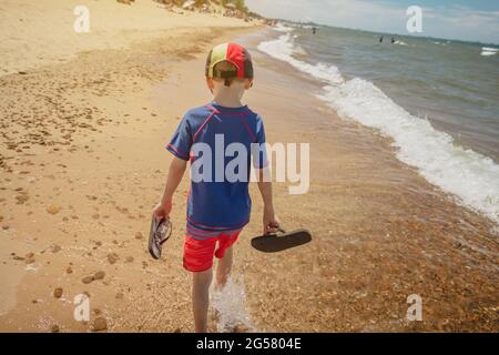 Boy Walking lungo West Beach nel parco nazionale delle dune dell'Indiana. Foto Stock