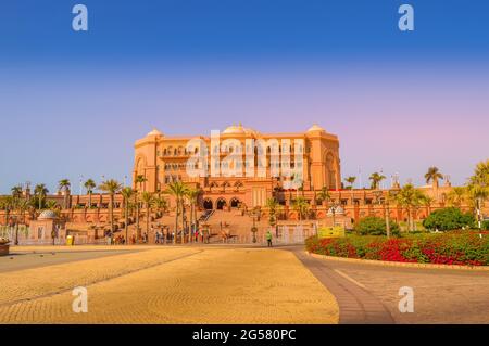 Maestosa e sontuosa spiaggia di fronte hotel cinque stelle noto come Emirates Palace di Abu Dhabi Emirati arabi uniti Foto Stock