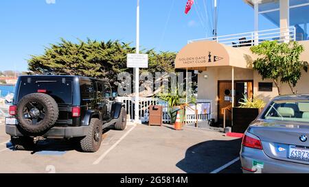 Tela che si affaccia all'entrata del Golden Gate Yacht Club situato sul Marina Yacht Harbour a San Francisco, California; club di vela privato della Bay Area. Foto Stock