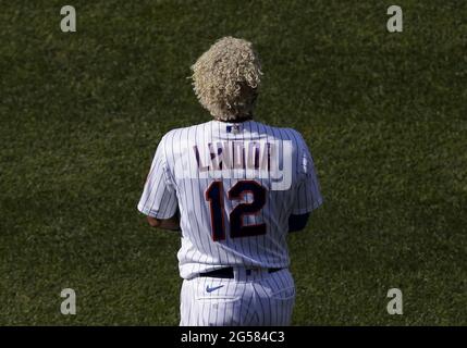 Queens, Stati Uniti. 25 Giugno 2021. New York Mets Francisco Lindor cammina nel campo tra i nings contro i Philadelphia Phillies a Citi Field venerdì 25 giugno 2021 a New York City. Foto di John Angelillo/UPI Credit: UPI/Alamy Live News Foto Stock