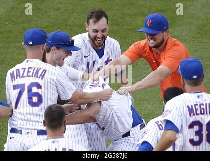 Queens, Stati Uniti. 25 Giugno 2021. I giocatori di New York Mets festeggiano con Dominic Smith che ha vinto un singolo RBI in fondo all'ottavo inning in una partita di un doppio header contro i Philadelphia Phillies a Citi Field venerdì 25 giugno 2021 a New York City. I Mets sconfissero i Phillies 2-1 in inning extra. Foto di John Angelillo/UPI Credit: UPI/Alamy Live News Foto Stock