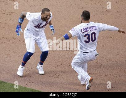 Queens, Stati Uniti. 25 Giugno 2021. New York Mets Michael Conforto celebra con Dominic Smith che vince un singolo RBI in fondo all'8° inning in gioco uno di un doppio header contro i Philadelphia Phillies a Citi Field venerdì 25 giugno 2021 a New York City. I Mets sconfissero i Phillies 2-1 in inning extra. Foto di John Angelillo/UPI Credit: UPI/Alamy Live News Foto Stock