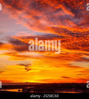 fiery spettacolare tramonto su una nuvola arancione sull'isola di Catalina in California Foto Stock