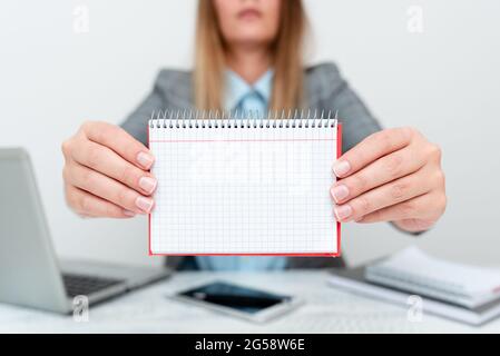 Consulente finanziario che dà i suggerimenti di risparmio di denaro, imprenditore che discute le trattative, nuovi dispositivi di tecnologia dell'informazione, programmatore che crea nuove applicazioni, stock Foto Stock