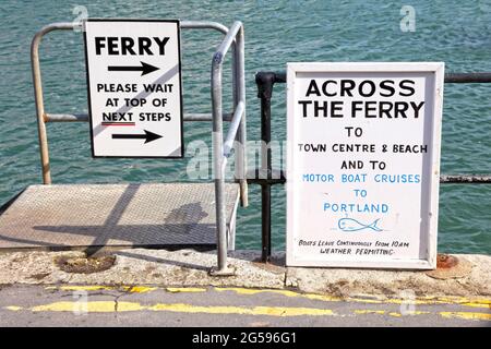 Barche sul fiume al porto di Weymouth a Dorset, Inghilterra. Foto Stock