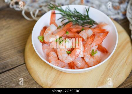 Gamberi sbucciati in ciotola pronti per la cottura, gamberi freschi o gamberi di mare e gamberi di molluschi bolliti gamberetti Foto Stock