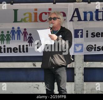 Milano, Italia. 8 maggio 2021. Manifestazione a Milano per approvazione DDL Zan (Foto di Luca ponti/Pacific Press) Credit: Pacific Press Media Production Corp./Alamy Live News Foto Stock