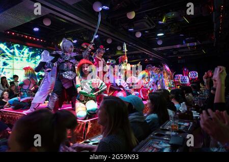 Si esibisce in uno spettacolo al Robot Restaurant di Tokyo, Giappone Foto Stock